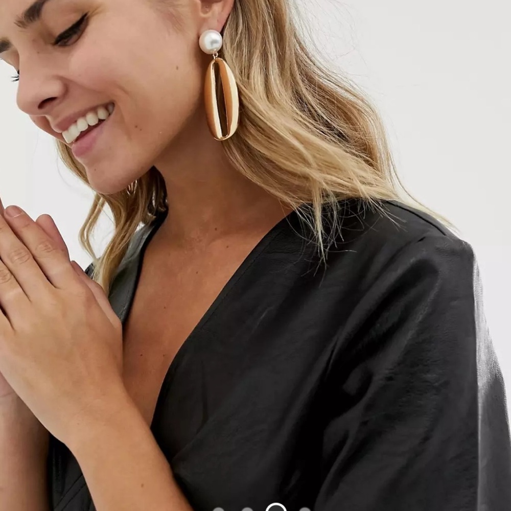 Glamorous exclusive pearl and Gold Drop statement Drop Earrings